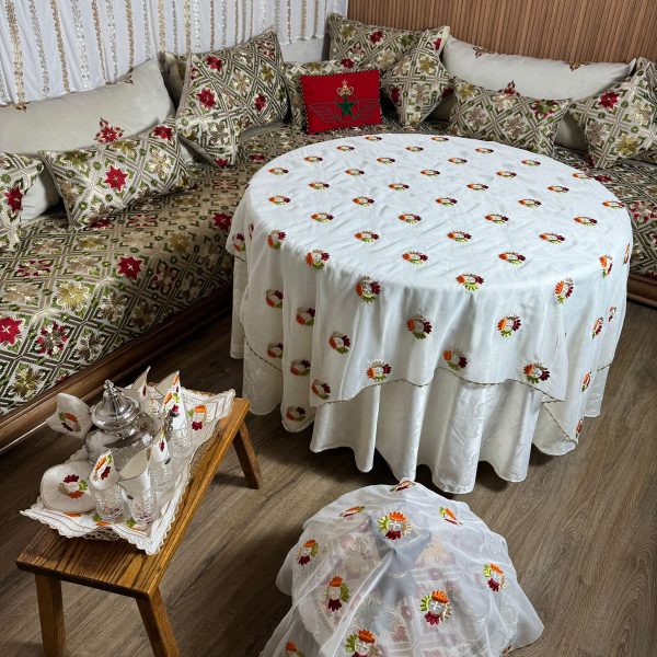 Nappe de table brodé dans le style MAROCAIN